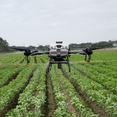 Dron agras t-10 sobrevolando un cultivo