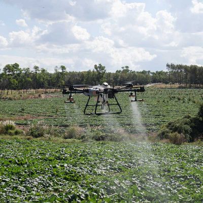 Dron agras t-30 sobrevolando un cultivo fumigando