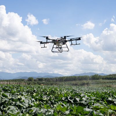 Dron agras t-30 sobrevolando un cultivo